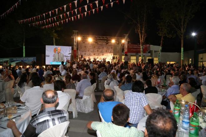 Dryol le giriinde partililer tarafndan karlanan Baheli, Kara Hasanpaa Sosyal Tesislerindeki programa katld.