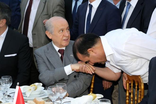 ftar programnda partililer Baheli'ye youn ilgi gsterdi.