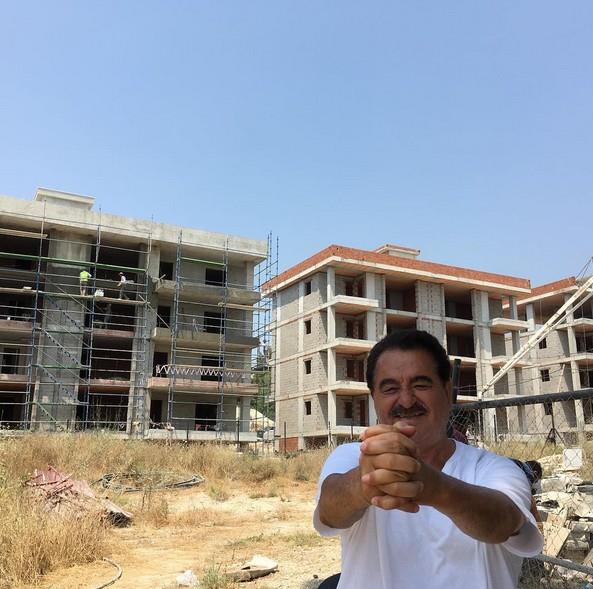 MJDEY SOSYAL MEDYADAN VERD  brahim Tatlses, son olarak sosyal medya hesabndan bir sredir inaat sren yeni konutlaryla ilgili bir paylamda bulundu. naatta sona yaklaldn mjdeleyen brahim Tatlses'in dier mjdesi ise ocuklarna oldu. Tatlses yapt paylamn adna 60 dairelik projesinde 7 daireyi ocuklarna ayrdn aklad.