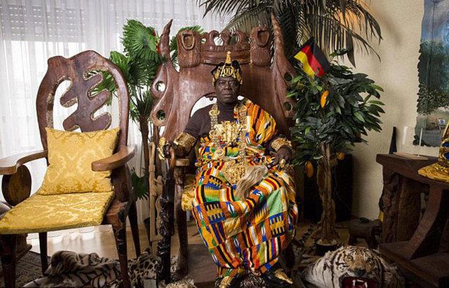 AFRİKA'DA KRAL, ALMANYA'DA TAMİRCİ!    Almanya'da araba tamirciliği yapan Céphas Bansah aynı zaman da 2 milyon Ganalı ve Togolu'yu yönten gerçek bir Afrika kralı.