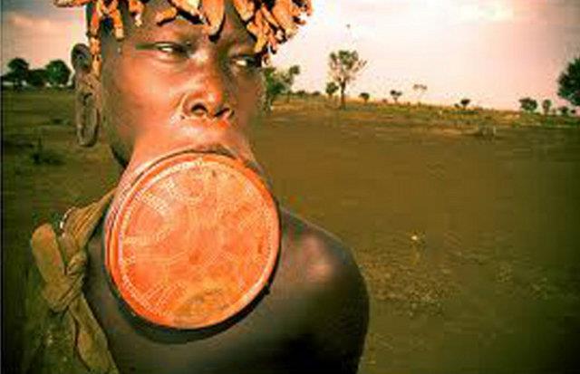 Bakın bunu niçin yapıyorlar  Omo kabileleri Etiyopya'nın Omo nehri kenarına yerleşmiş dünyanın en çok tanınan kabilelerinden biridir...