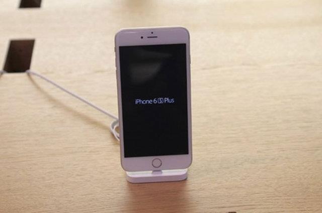 Radikal tasarm deiikliinin ise nmzdeki yl piyasaya srlecek iPhone modelinde yaplaca iddia ediliyor.