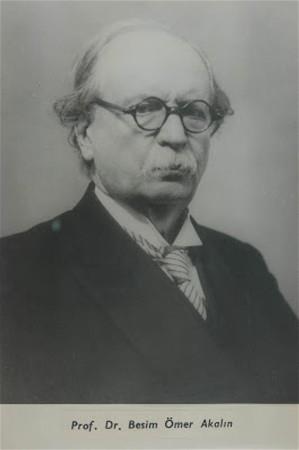 Besim mer Akaln Trkiye'de ada doum biliminin nclerindendir; lkedeki ilk doum kliniini aan, doum zerine ilk ada kitab yaymlayan kiidir.