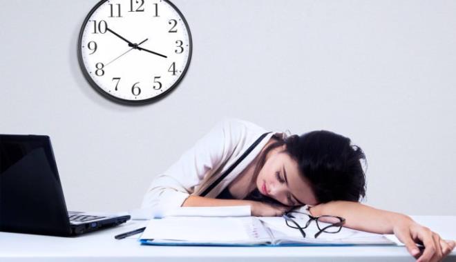 B12 eksiklii hastalklara davetiye karyor  Uzman Diyetisyen Pnar Kural En, "Yorgunluktan ya da halsizlikten yaknyorsanz, duygusal olarak ok bunaldysanz, konsantrasyon gl yayorsanz, ba dnmesi, dengesizlik gibi sorunlar yayorsanz ve hatta depresyon tedavisi grecek kadar hayatla balarnz koptuysa bu tr can skc sorunlarn B 12 vitamin eksikliinden kaynaklanabileceini bilmelisiniz" dedi.