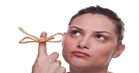 En, "B12 vitamin eksiklii hafzann zayflamasna neden olur. El ve ayaklarda grlen uyumann nedeni B12 eksiklii olabilir. ocuklarn zeka dzeylerinde dkle neden olabildii gibi B12 eksiklii ayn zamanda konuma ve yrme gibi davranlarn daha ge ortaya kmasna neden olabilir.