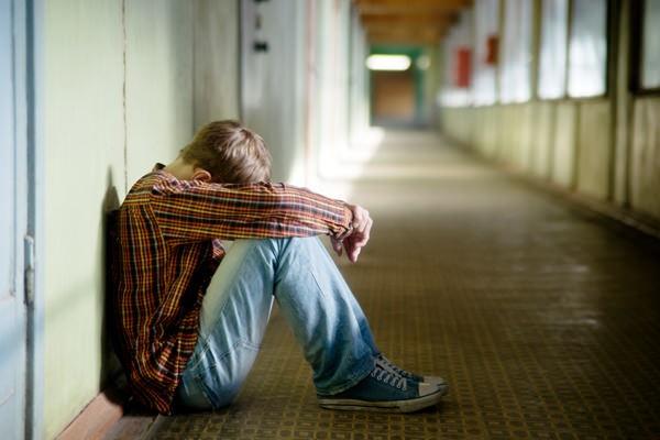 iddetli ve uzun sren pernisiyoz anemi kalbe, beyne ve vcuttaki dier organlara hasar verebilir. Pernisiyoz anemi ayn zamanda sinir hasar, nrolojik sorunlar (depresyon) ve sindirim sistemi problemleri gibi baka komplikasyonlara da yol aabilir. Ayrca, pernisiyoz anemili kiilerde mide kanserine yakalanma riski artabilir" diye konutu.