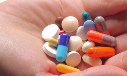 Asit, alkali ve sya kar dayankszdr. Kaynatma sresinin uzamas ve derecesinin ykselmesi, B12 vitamininin kaybn artrr. Karacierin suda halandktan sonra suyunun dklmesi, balk halandktan sonra suyunun dklmesi, yine B12 vitamini kaybn artran sebepler arasndadr.