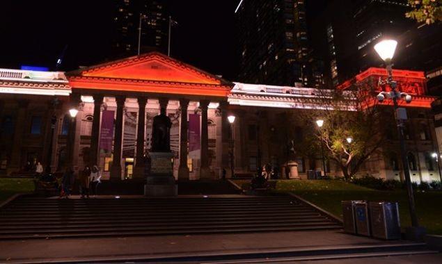 Victoria Eyalet Parlamentosu da Trkiye ile dayanma iinde olduklarn gstermek iin binann d cephesini Trk bayrann renkleriyle klandrd.