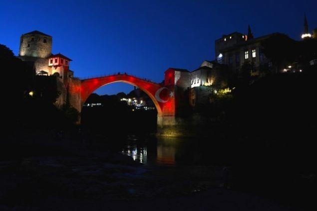 Mostar'daki Bar ve ok Etnikli birlii Merkezi'nin organizasyonunda, kentin en nemli simgesine Trk bayra yanstlrken, Trkiye'yi hedef alan terr saldrlarnn bir an nce sona ermesi mesaj verildi.