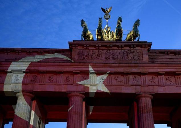 Almanya&#8217;nn bakenti Berlin&#8217;in en nemli sembollerinden tarihi Brandenburg Kaps, (Brandenburger Tor) stanbul'da Atatrk Havaliman giriinde dzenlenen terr saldrs sonrasnda Trk bayrann renklerine brnd.