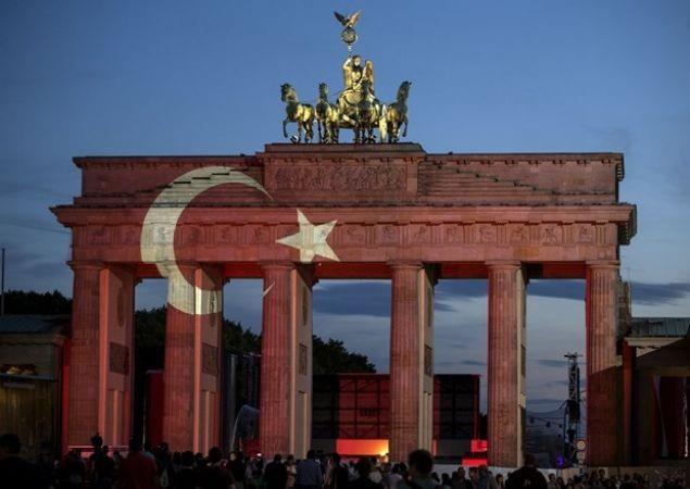 Berlin Eyaleti Babakan Michael Mller'in ald kararla 'karde ehir2 stanbul ile dayanma iinde olunduunu gstermek amacyla Berlin'deki tarihi Brandenburg Kaps bu akam Trk bayrann renkleriyle klandrld.