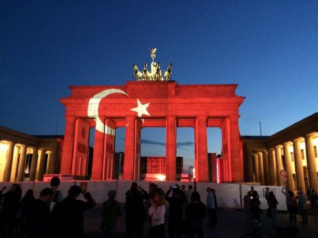 Bir grup burada, stanbul'daki terr saldrsnda hayatn kaybedenler iin sayg duruunda bulundu ve stiklal Mar'n okudu.