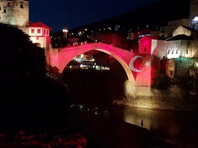 lkenin gneyindeki Mostar ehrine ismini veren tarihi kpr, krmz beyaz renklere brnd.