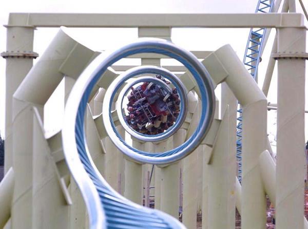 <p><b>KIYAMET�N K���K ALAMETLER�</b></p>  'Bu i�aretler b�y�k ve k���k olmak �zere iki kategoride g�sterilmi�tir. K�yametin k���k alametleri olarak, din ve inan� hakk�nda bilgisizli�in yayg�nla�mas�, i�kinin �ok�a i�ilmesi, fitne, �ld�rme ve karga�an�n �o�almas�, madd� refahla birlikte kanaatsizlik ve nank�rl���n artmas�, Allah r�zas� yerine ��kar ve menfaatlerin �n plana ��kmas� gibi olaylar� saymak m�mk�nd�r.