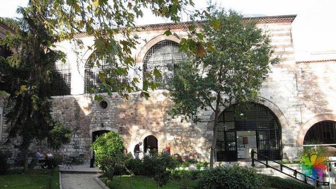 16. Trk ve slam Eserleri Mzesi    <p>      Trk ve slm sanat eserlerini bir arada bulunduran ilk mze olan Trk ve slam Eserleri Mzesi, Sultanahmet Meydan&#8217;ndaki Pargal brahim Paa&#8217;ya ait olan brahim Paa Saray ierisinde yer alyor. Yaklak 33.000 eserden oluan mze koleksiyonunda etnorafya, maden, cam, seramik, hal, kilim, evrak, ta ve yazma eserler grlebilir.