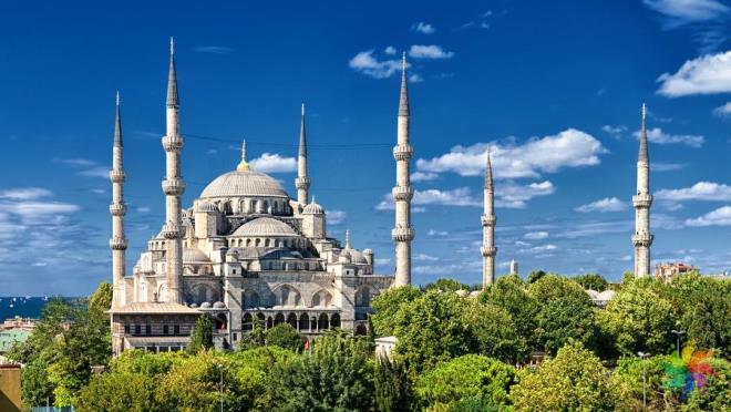 2. Sultanahmet Camii<p>  Sultanahmet Camii, I. Ahmet tarafndan 1609 &#8211; 1616 yllar arasnda yaptrlm, stanbul&#8217;un en gzel ve nemli camisi. Mimarln Sedefkar Mehmet Aa&#8217;nn yapt cami sahip olduu mavi znik inileri nedeniyle Avrupallar tarafndan &#8220;Mavi Cami&#8221; olarak da biliniyor. Alt adet minaresi bulunan cami bu zellii ile benzerlerinden ayrlyor.