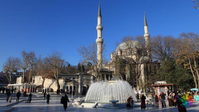14. Eyp Sultan Camii ve Trbesi  <p>      stanbul gezilecek yerler listemizdeki en nemli dini yaplardan olan Eyp Sultan Camii, adn tad Eyp Semtinde yer alyor. 1458 ylnda Fatih Sultan Mehmet tarafndan yaptrlan cami adn Halid Bin Zeyd Ebu Eyyb El- Ensari&#8217;den ve trbesinin burada olmasndan gelir. Ksaca Eyp Sultan olarak bilinen zat, HZ. Muhammed&#8217;i Mekke&#8217;den Medine&#8217;ye g ettii zaman evinde ilk misafir eden sahabedir. stanbul kuatmas srasnda ehit olan Eyp Sultan&#8217;n mezar vasiyeti zerine surlarn dibine gmlmtr. Gnmzde trbe ve cami manevi olarak da byk neme sahip.