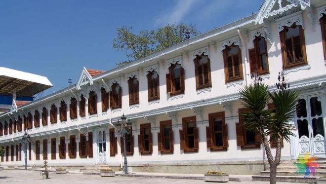 12. Yldz Saray    <p>      stanbul gezilecek yerler listemizdeki nemli yaplarndan olan Yldz Saray, Osmanl padiah II. Abdlhamit (1876-1909) sresinde kullanlan ana saraylardan biri. Dolmabahe&#8217;den farkl olarak tek para halinde deil de kasrlar, kkler, seralar ve emelerden oluan bir kompleks eklindedir. Saray avlusunun solunda Btk Mabeyn, kesinde porselen ve mutfak eyalarnn sergilendii ehir Mzesi, cephanelik olarak kullanlan Silahhane grlebilir.