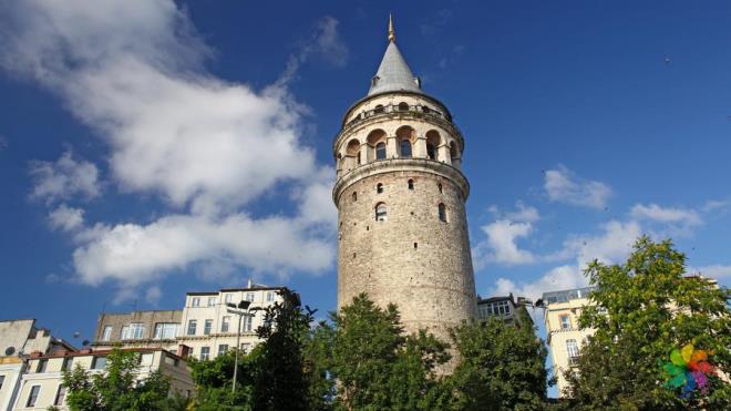 9. Galata Kulesi  <p>      70 metre uzunluktaki Galata Kulesi, M.S 6. yzylda ina edilmitir. lk olarak fener kulesi olarak kullanlan yap tarihi boyunca zindan, yangn gzetleme, rasathane gibi ilevlere sahip olmutur. Gnmzde seyir teras olarak kullanlan yapda kafe ve restoran yer alyor.