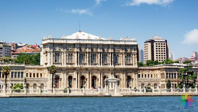 5. Dolmabahe Saray    <p>      1856 ylnda Sultan Abdlmecit tarafndan, Topkap Saray&#8217;nn dnemin gerekli koullarn yerine getirememesi iin zerine yaptrlan Dolmabahe Saray, stanbul&#8217;un en etkileyici yaplarndan. Mimar Garabet Balyan ve olu Nikoos tarafndan tasarlanan sarayda mutlaka grmeniz gereken yerler arasnda; Kristal Merdiven, Bab-  Hmayun kaps, Kuulu Havuz, Merasim Salonu ve Atatrk&#8217;n Yatak Odas bulunuyor.