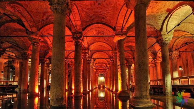 7. Yerebatan Sarnc    <p>      532 ylnda ustinianos tarafndan Byk Saray&#8217;n su ihtiyacn karlamak amacyla yaplan Yerebatan Sarnc, bizim stanbul gezilecek yerler listemizdeki favori yerlerimizden. Tavan 336 adet stunlu desteklenmi ve etkileyici bir atmosfere sahip yapnn en dikkat eken blmlerinden biri de Medusa Ba.