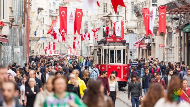 11. stiklal Caddesi    <p>      Beyolu&#8217;nda Tnel ve Taksim Meydan&#8217;na kadar uzanan stiklal Caddesi, stanbul&#8217;un en nl ve hareketli caddelerinden. Ara trafiine kapal olan tramvay ile nl olan cadde zerinde yer alan kafe, sinema, restoran, maaza, bar, galeriler ile her kesimden insana hitap edebilecek bir yer.