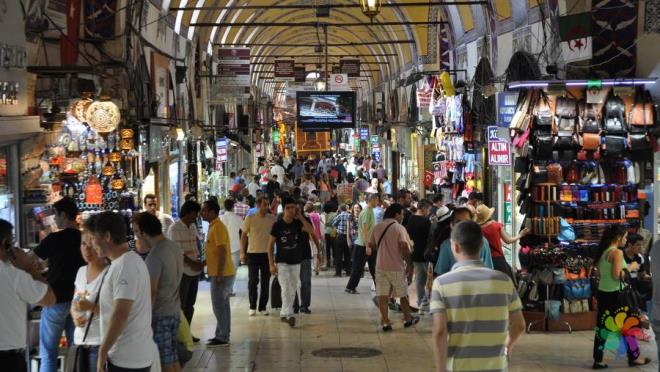 4. Kapalar    <p>      Kapalar, yalnzca stanbul gezilecek yerler listemizin deil, dnyann en nemli ve en ok ziyaret edilen turistik yaplarndan biri. Fatih Sultan Mehmet&#8217;in emriyle 1461 ylnda kurulan ve 64 caddede 4000 dkkana ev sahiplii yapan Kapalar ehrin en ok turist eken yaplarndan. Alveri iin gitmeyecek bile olsanz bu muhteem ary karmayn.