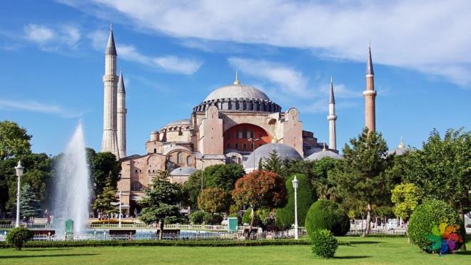 3. Ayasofya Mzesi    <p>    Ayasofya Mzesi, 532 ylnda imparator Justinian&#8217;n emri ile yaplm, ehrin en eski ve en nemli yaplarndan biri. 1934 ylndan gnmze mze olarak kullanlan Ayasofya, grkemli i sslemeleri, mozaikleri ve esiz mimarisi ile yerli yabanc birok gezgini bylyor. Mze ierisinde ortas oyulmu bronz bir stun da dikkat ekmektedir. Zaman ierisinde kutsallatrlan stn, Dilek Stunu adn almtr.