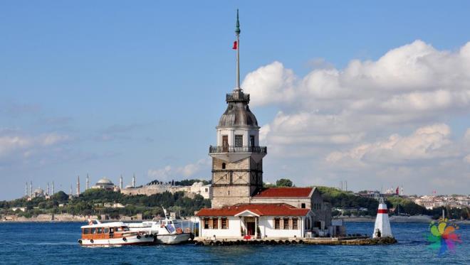 8. Kz Kulesi    <p>      Kz Kulesi, stanbul&#8217;un en zarif simge yaplarndan biri. Tarihi M 4. yzyla dayanan kule yzyllar boyunca birok amala hizmet vermitir. inde bir de restorann bulunduu kule her gn binlerce ziyaretiyi arlyor. Hakknda birok efsanenin de bulunduu kuleye ulamak iin Salacak&#8217;tan kalkan teknelere binebilirsiniz.