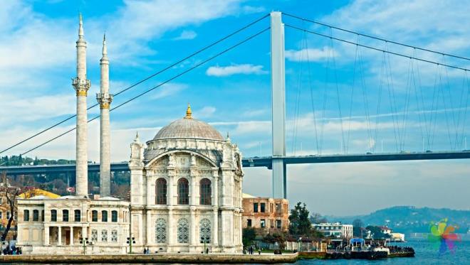 15. Ortaky Camii    <p>      Byk Mecidiye Camii ya da bilinen adyla Ortaky Camii, ehrin en gzel ve bilinen dini yaplarndan. Ortaky sahilinde yer alan bu gzel cami Sultan Abdlmecit tarafndan Mimar Nigoos Balyan&#8217;a 1853 ylnda yaptrlmtr. Caminin en ilgi ekici ksmlar Abdlmecid&#8217;in kubbeye hat sanatyla yazd Allah, Muhammed ve halifelerin isimleridir.