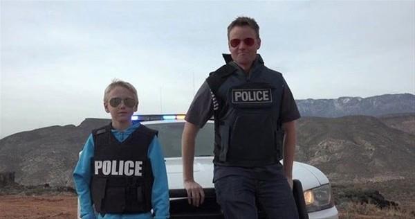 eitli rnlerin iinde nelerin olduunu aratran bir internet sayfas, kurun geirmez yelein iinde ne olduunu grmek iin testereyle ikiye kesiyor.<p>    te kare kare o sonu...