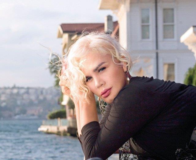 &#8216;En byk zevkim babaannemin elini pmekti&#8217;<p>    Sezen Aksu: ocuklu- umdaki bayramlarda en byk zevkim rahmetli babaannemin elini pmekti. Para pul nemli deildi de, onun bana hediye ettii mis gibi kokan mendilleri hi unutamam. Biz de o bayramlar da bakayd.