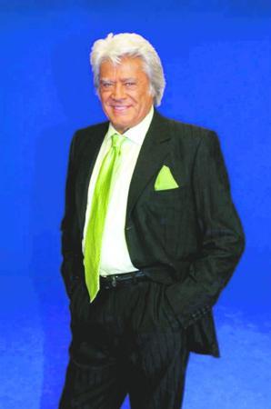 ... Bu nedenle herkes yrei burkulmu bir halde, sette kald evine gidemedi. Ksacas, benim en zntl geirdiin bayramdr o. Herkes glp elenirken, ben 'Savulun bre' diyerek bol bol kl sallyordum"