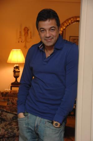 KEREM ALIIK<p>  "Benim bayramlarn renkli geerdi. nk evimize birok nl aktr, yldz gelirdi. En nemlisi de Ayhan Ik't. Ayhan aabey, arabasna ok nem verdii iin 'Kerem, dikkat et, ocuklar izmesin' derdi ve bahiimi verirdi. Ben de o bizde oturduu sre iinde ocuklar arabaya zarar vermesin diye araba nbeti tutardm. "