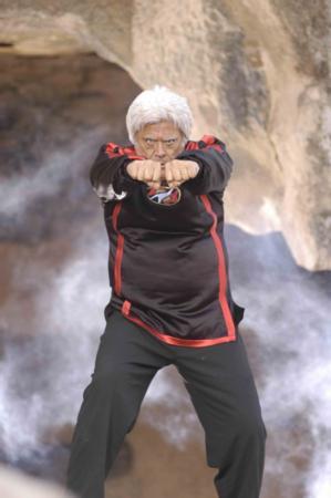 CNEYT ARKIN<p>  "Anadolu'da 'Malkoolu' serisinden bir film ekiyorduk. Bayram gelmiti ama izin yapmamz mmkn deildi. Filmi bir an nce yetitirmemiz gerekiyordu...