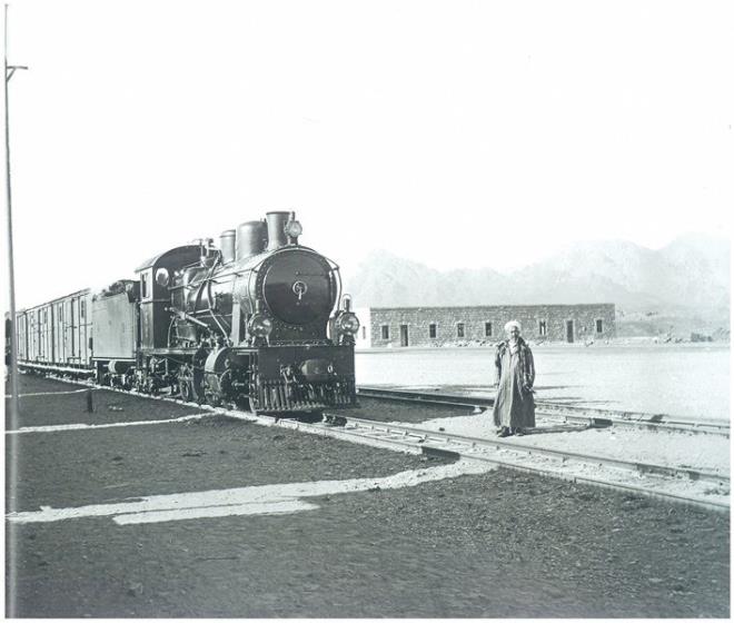 1900&#8217;lerde yapmna balanan Hicaz Demiryolu inaat ve 1 Eyll 1908&#8217;de Medine-i Mnevvere&#8217;ye var. Sultan Abdlhamit han tarafndan yaptrlan tren projesi ile nce Medine&#8217;ye oradan Mekke&#8217;ye kutsal yolun yolcular tanmt. Medine haremine giren trenin raylar zerindeki demir tekerleklerinin grlts Hz. Peygamber (s.a.v)i kabrinde incitmesin diye raylarn altna kee denmiti.