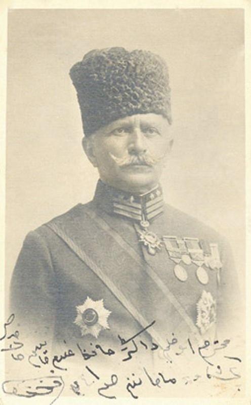 Fotorafa olan tutkusuyla tannan Fahreddin Paa, Medine&#8217;de bulunduu srada Hz. Peygamber&#8217;in (s.a.v) dnya hayatnn getii bu mukaddes meknlar bizzat kendisi fotoraflamt. Fotoraf tutkusu daha kkken balayan Fahreddin Paa, Fransz mhendislerden ve Pera&#8217;daki Febs Fotorafhanesi&#8217;nin sahibi Bogos Tarkulyan&#8217;dan zel fotoraflk dersleri alm. Mslmanlarn ibadet ve ziyaret meknlar olarak nemlerini koruyan bu kutsal meknlar Fahreddin Trkkan Paa&#8217;nn 100 yllk fotoraflaryla gnmze tand.