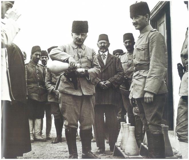 Aqiq vadisinde Fahrettin Paa&#8217;nn yaptrd emenin al. Fotoraf srasnda Fahrettin Paa askerlere ve ala katlanlara su veriyor.