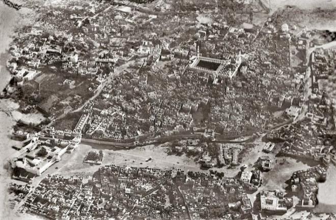 Medine-i Mnevvere suru ve semtlerini gsteren bu fotorafta Harem-i Nebev, Agavat Mahallesi Zervan Mahallesi, Hz. Peygamber&#8217;in[s.a.v.] halalarnn mezar, Baki Kabristan, Ehl-i Beyt Kabristan, Tbe Hamam ve kaps, Derb el-Cenaiz Caddesi, Bab&#8217;l-Habis (muhtemelen), telsiz binas, Halidiye Karakolu, Ayyae, Tabbaha ve Temmare arlar, Msr (Sveyka) Kaps, Habbabe ars, Belediye, Ayniye ve Msr kaplar arasnda alt sur, Kk am Kaps, Menaha meydan, savunma merkezi veya divan, kla, am Kaps Kalesi, Byk am Kaps, alt sur, Menahat&#8217;l-Hatab, Ebi Cide Vadisi, Hz. mer Mescidi, Ghamama Mescidi, Hz. Ali Mescidi, Hkmet Kona, Tercman Hamam, Hz. Ebu Bekir Mescidi ve Berabih blgesi seilebiliyor.