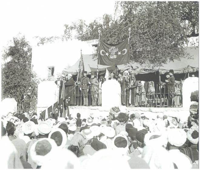 1.Dnya sava baladktan sonra 14 Kasm 1914&#8217;te eyh Hayri Efendi cihat fetvas vermi. Fotorafta Basri Paa ve kamu grevlileri ellerini am dua ederken grlyor.