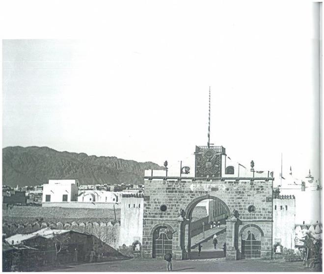 Anbariyya tren istasyonunun ierisinde ve Osmanl yaps ufak bir Mescit. Hz. Peygamber, Bedir savana giderken burada orduyu denetlemi, kk grd ocuklar geri evirmi ve buradaki Sukya kuyusundan abdest alp su imi.