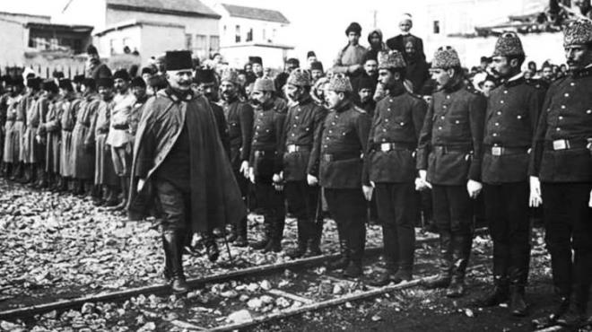 Fahrettin Paa&#8217;nn Medine&#8217;den ayrl sahnesi de zerinde durulmas gereken bir konu. slam toplumu iin son derece byk bir neme haiz olan Medine&#8217;yi ngilizlere brakmamak iin her trl skntya katlanan, hastalktan pek ok askerini kaybeden Fahrettin Paa, gzyalar iinde son kez Peygamberimiz&#8217;in kabrini ziyaret ederek dua etmi. Klcn ngilizlere teslim etmeyip Peygamber Efendimiz&#8217;in kabrinin bana brakm ve oradan ayrlmam. Bayram burlardan indirtmem, Efendimiz&#8217;i brakmam, diye haykran ve ngilizlere teslim olmayan l Kaplan Fahrettin Paa, sonunda Hz. Peygamber&#8217;in kabrinden karlabilmiti.