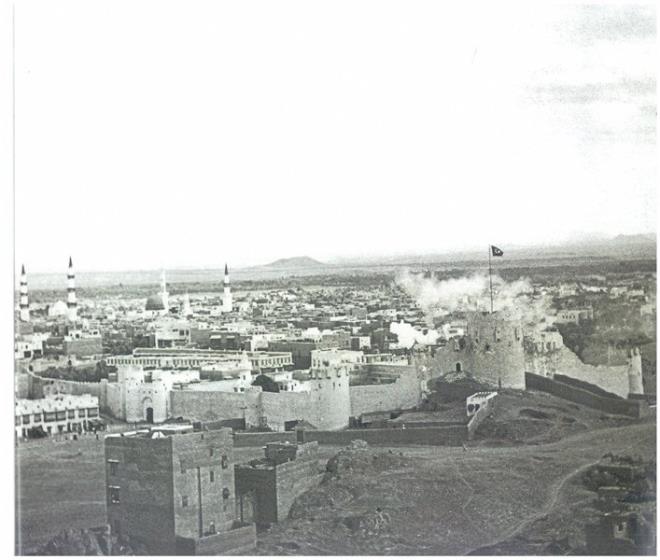 Mescidi nebevinin krk bir kaps bulunuyor. Bir numaral kap Babus Selam kaps, krk bir numaral kap Babul Baki kaps. Dier nemli olanlar ise iki numaral kap Babul Ebu Bekir,  numaral kap Babur Rahme krk numaral kap Babul Cibril, otuz dokuz numaral kap Babun Nisa, kaplar. Baz kaplar birka kanat. Ayr ayr sayldnda seksen iki tane kap eder. Kaplar Kanuni Sultan Sleyman dneminde yaplm. Dier bilinen ilk kaplarn da Osmanl sultanlar zamannda yapld biliniyor. Sultan Abdlhamid zamannda 130 yllk duvarlar restore edilmi. En kapsaml yenileme ise II. Sultan Mahmut dneminde yaplm. Daha sonra ise Msr Valisi Mehmet Ali Paa zellikle am kapsnn onarmn ieren ilerle ilgili grevlendirilmi. Sultan Abdlmecid ve Abdlaziz dneminde restorasyonlarla ilgilenilmi.