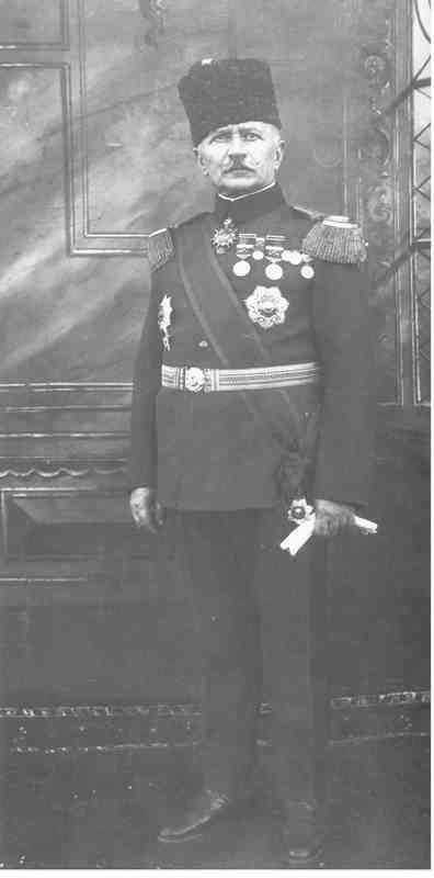 Bu zengin arivde Sultan II. Abdlhamid&#8217;in tarihi Yldz Koleksiyonu&#8217;nun yan sra Medine Mdafii olarak tannan Fahrettin (Trkkan) Paa&#8217;nn kutsal topraklara ait zengin fotoraf koleksiyonu da bulunmakta. Yrei Peygamber sevgisiyle dolu bir Osmanl Paas olan Fahreddin Paa, bu sevgisini Medine&#8217;de kald srece Hz. Peygamber&#8217;in kabrini sk sk ziyaret ederek gstermi ve adeta bir trbedar gibi almt.