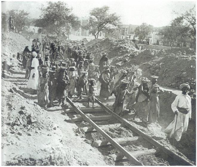 Al-Haram&#8217;da bulunan Bal Al Salam&#8217;daki inaatn molozlarnn Manakha Meydan&#8217;na doru tren yolundan tanmas.