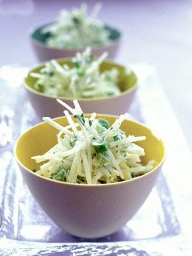 Meksika �algam� (Jicama) Bu hafif�e tatl� ve ��t�r ��t�r k�k sebze, tam bir inulin deposu! �nulin, ba��rsaklar� d�zenleyen yararl� probiyotik bakteriler gibi g�rev yapan ve karn� d�zle�tiren bir t�r lif. Meksika �algam� ayn� zamanda kolajen �retimini artt�ran ve k�r���klarla sava�an m�kemmel bir C Vitamini kayna��. Neler yapabiliriz? Pi�mi� ya da �i� olarak salatalar�na ekleyebilir, wok tavada k�zartabilir, misket limonu ve toz k�rm�z� biberle tatland�r�p yiyebilirsin. Gurme manavlarda sat�l�yor, fakat evde kendiniz de yeti�tirebilirsiniz. Bir paketi (be� tohum) 6 TL?ye alabilirsiniz.