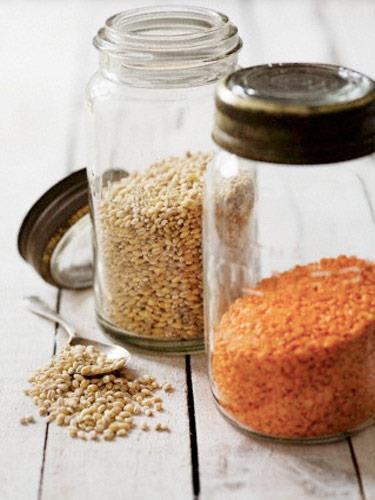 Arpa Tatl� ve f�nd�ks� aromaya sahip bu s�per tah�l, sa�l�kl� sa�lar ve cilt i�in �nemli olan niasin i�erir. Ayn� zamanda kanserle sava�an lignan y�n�nden �ok zengindir. Bunlara ek olarak Geagan, "Arpadaki ��z�nebilir lifler, kolesterol�n� sa�l�kl� seviyede tutar ve kalp hastal�klar� riskini d���r�r" diyor. Neler yapabiliriz? Makarna, pirin� ya da yulaf ezmesi yerine kullanabilirsiniz. Suda bekletip ha�la, ard�ndan k���k buzdolab� kaplar�na koy ve buzlu�a atabilirsiniz. Yemek haz�rlamadan bir saat �nce buzluktan ��kar ve salatana ya da sulu yemeklerine ilave edebilirsiniz. Ha�lanm�� arpay� biraz zeytinya��nda so�an ve sar�msakla kavurup baharatlarla tatland�rarak da yiyebilirsiniz.