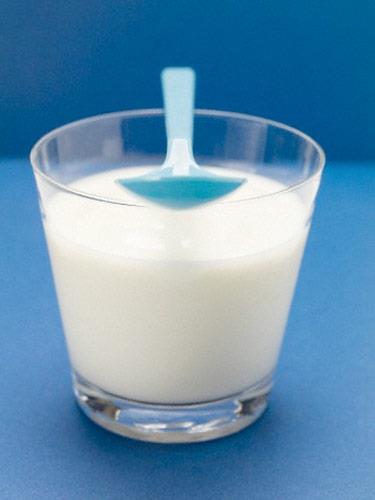 Kefir Kefirde, yo�urda oranla daha fazla protein ve probiyotik, buna kar��n daha az �eker i�eren kefir, kremams� bir yap�da ve daha keskin bir tada sahip. Doktor Tamara Freuman, "Kefirin i�erdi�i yararl� bakterilerin ba����kl��� g��lendirdi�ini ve kolon kanserine kar�� korunmaya yard�mc� oldu�unu biliyoruz" diyor. Neler yapabiliriz? Smoothie ve salata soslar�nda yo�urt yerine kullanabilirsiniz. T�m marketlerin s�t reyonlar�nda sat�lan kefirin sadesini ve meyveli olanlar�n� bulabilirsiniz.