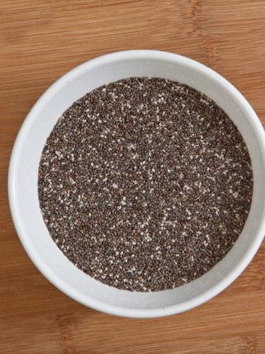 Chia �ekirde�i F�nd�ks� bir tada sahip olan chia tohumunun bir ka����, bir k�se yulaf ezmesi kadar lif i�eriyor. Bunun yan� s�ra, kemikleri yap�land�ran kalsiyum ve kalp sa�l���n� destekleyen Omega-3 ya� asitleriyle dolu. Feuman "Bu tohum ayn� zamanda kad�nlar�n yeterince alamad��� demir i�in �ok iyi bir kaynak" diyor. Neler yapabiliriz? Kahvalt�l�k gevreklere, salatalara ve �orbalara ekleyebilir, yo�un muhallebilere ve wokta yapt���n sotelere ilave edebilirsiniz. Aktarlarda kolayl�kla bulabilirsiniz.