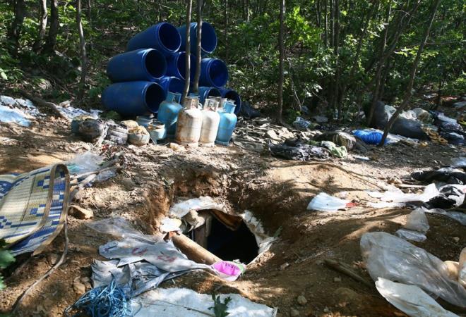 Operasyonda, blgede gvenlik glerince tespit edilen ve terristlerin kulland yer altndaki yaam alanlarna girildi. lenin hakim tepelerine yerleerek blgeyi kontrol altna alan gvenlik gleri, ormanlk alanlarda terristlerce toprak kazlarak ina edilen 16 snak ile 3 byk maara buldu.